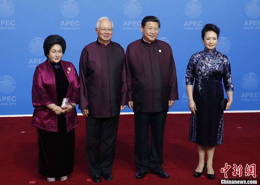 圖為習(xí)近平夫婦歡迎馬來(lái)西亞總理納吉布夫婦。中新社發(fā) 杜洋 攝