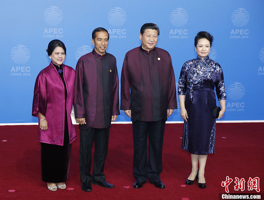 圖為習(xí)近平夫婦歡迎印度尼西亞總統(tǒng)佐科·維多多。中新社發(fā) 杜洋 攝