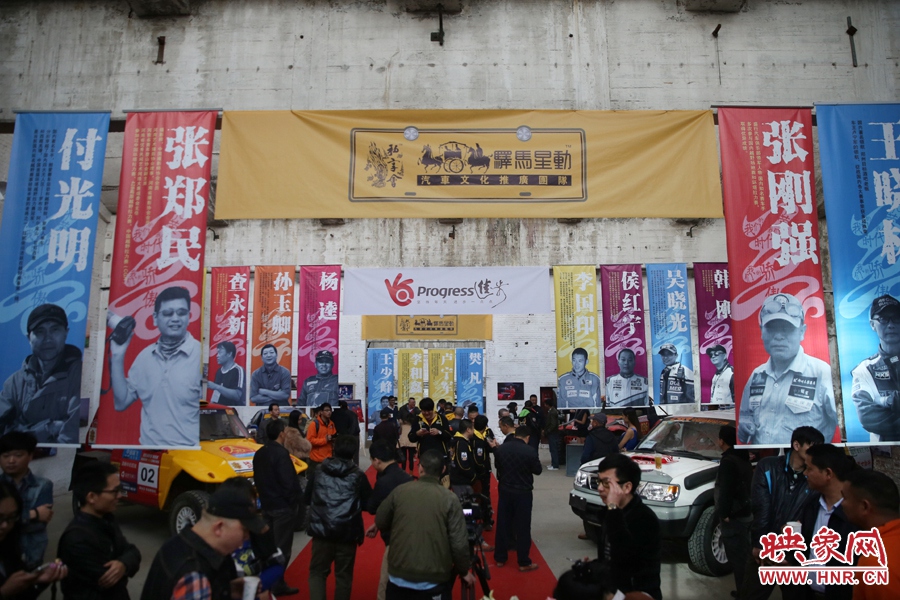 11月11日，河南30年賽車歷程《賽車手眼里的世界》攝影展開展。