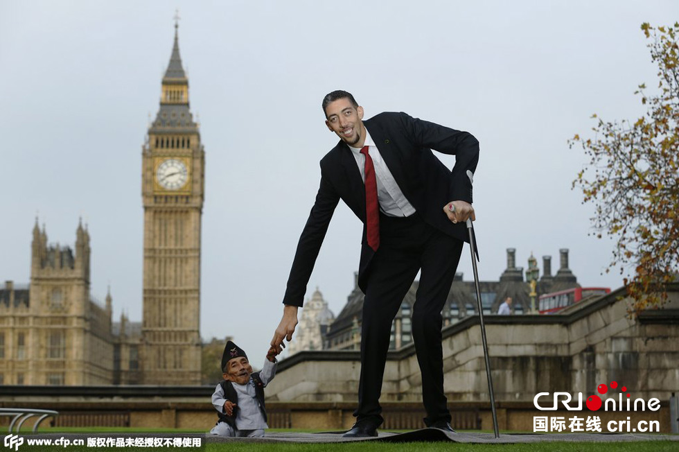 當(dāng)?shù)貢r間2014年11月13日，英國倫敦，世界上最矮的男子錢德拉·巴哈杜爾·唐吉與世界上最高的男子蘇