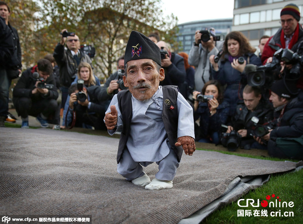 當(dāng)?shù)貢r間2014年11月13日，英國倫敦，世界上最矮的男子錢德拉·巴哈杜爾·唐吉與世界上最高的男子蘇