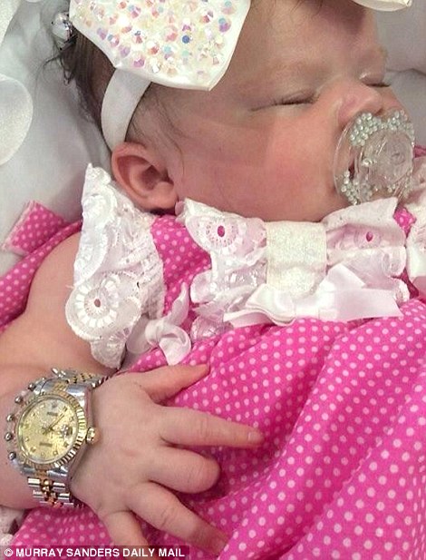 英5月大“名媛”寶寶名貴衣飾堆成山 英5月大“名媛”寶寶名貴衣飾堆成山