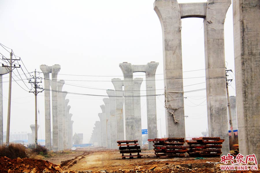 南北方向已架起數(shù)百根橋墩，一眼望不到邊際。