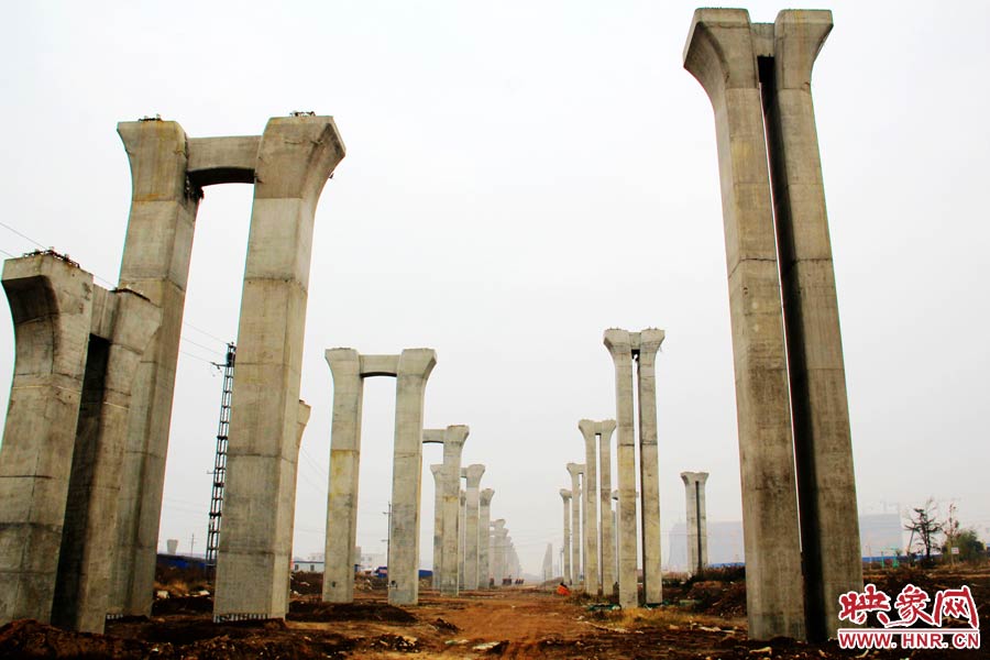 橋墩聳立，一片荒涼。