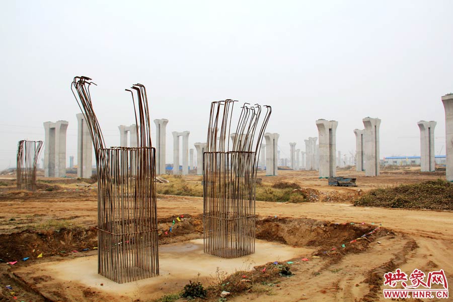 位于鄭州市南四環(huán)的京廣快速路南延工程已經(jīng)停工數(shù)月，現(xiàn)場(chǎng)幾百根橋墩已經(jīng)架起，場(chǎng)面甚是“震撼”。