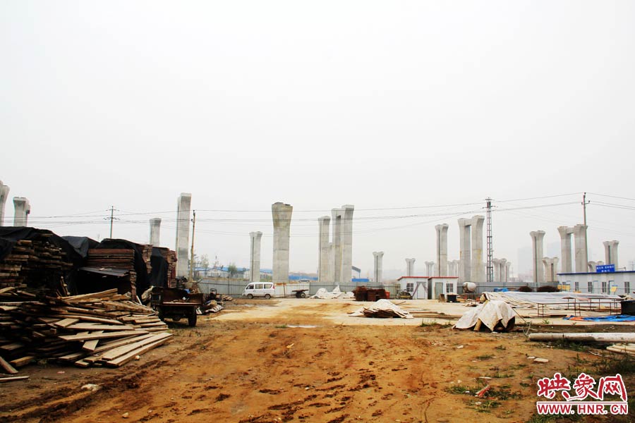 項(xiàng)目已經(jīng)停工數(shù)月，施工工地上很難見(jiàn)到工人，設(shè)備也很少。