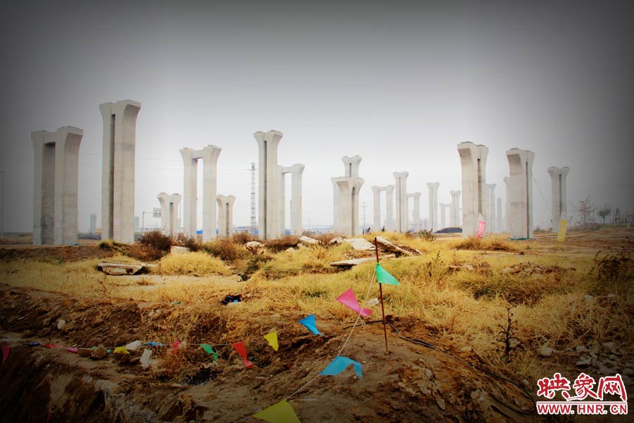 由于項(xiàng)目已經(jīng)停工數(shù)月，施工工地上很難見(jiàn)到工人，設(shè)備也很少，雜草叢生，顯得非?；臎觥? width=