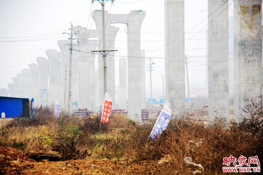 整個(gè)京廣快速路南段工程共分為六個(gè)工區(qū)，柴鍋轉(zhuǎn)盤(pán)處是京廣快速路南段三工區(qū)的施工區(qū)域。