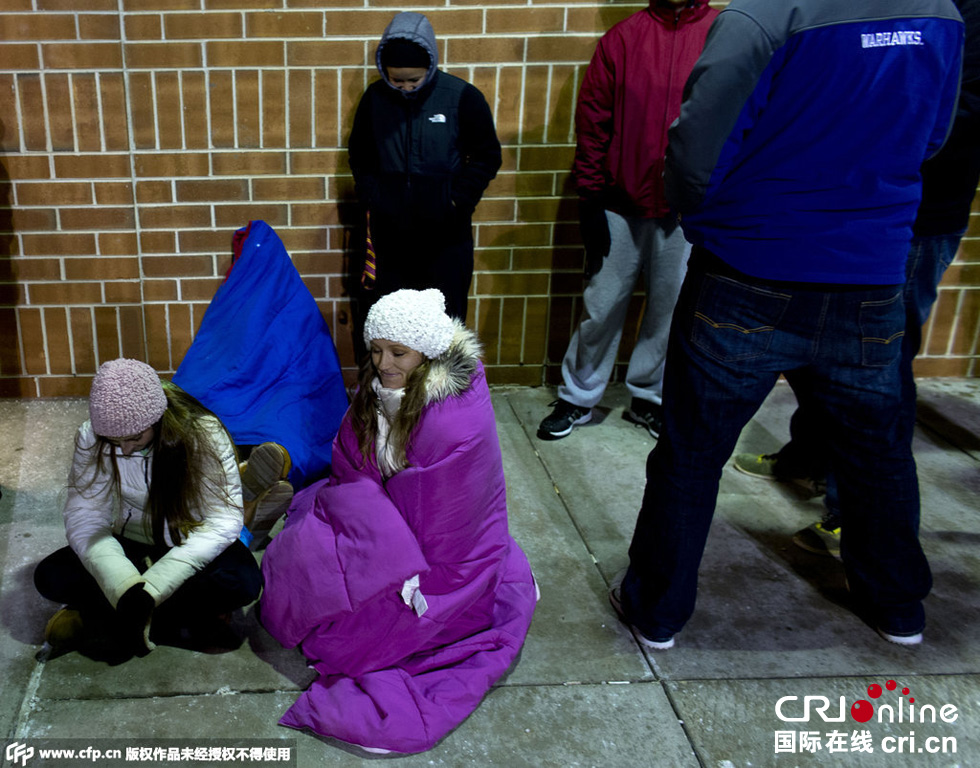 美國“黑色星期五”促銷啟動 民眾深夜宿營排隊(duì)搶購 美國“黑色星期五”促銷啟動 民眾深夜宿營排隊(duì)搶購