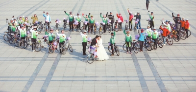 騎友們圍成一個“心”形，郝幸福在心尖上深情地親吻著新娘。