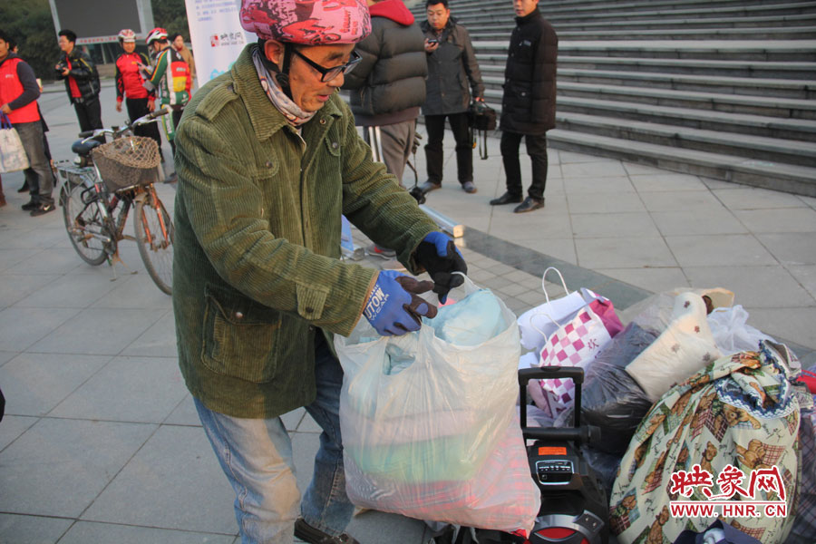 高齡騎友“時(shí)尚老漢”也騎行帶來其捐贈(zèng)的衣物