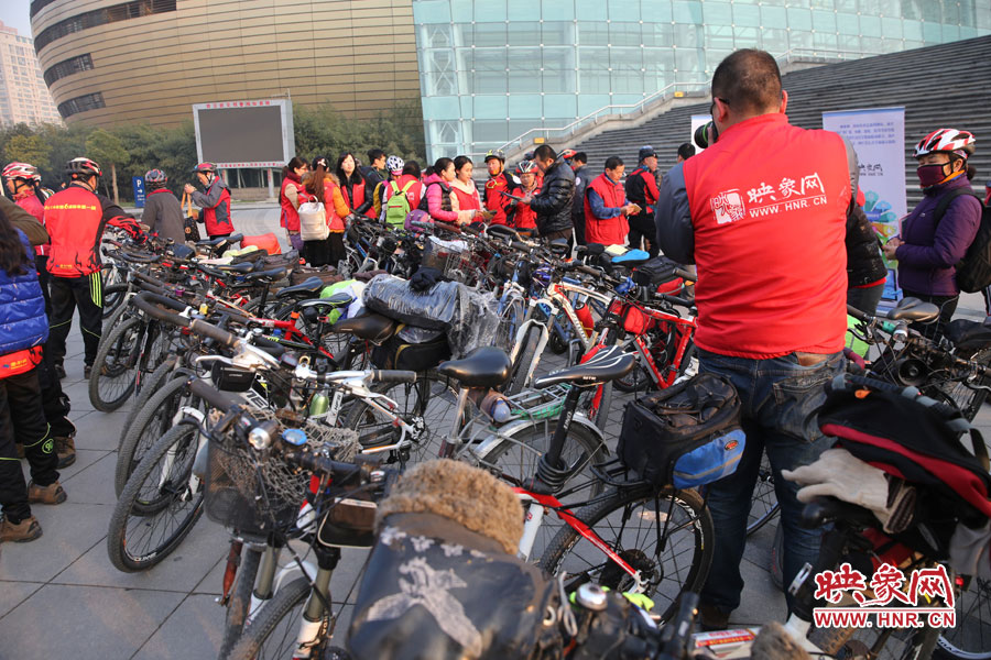 參加活動(dòng)的車友太多，忙壞攝影師