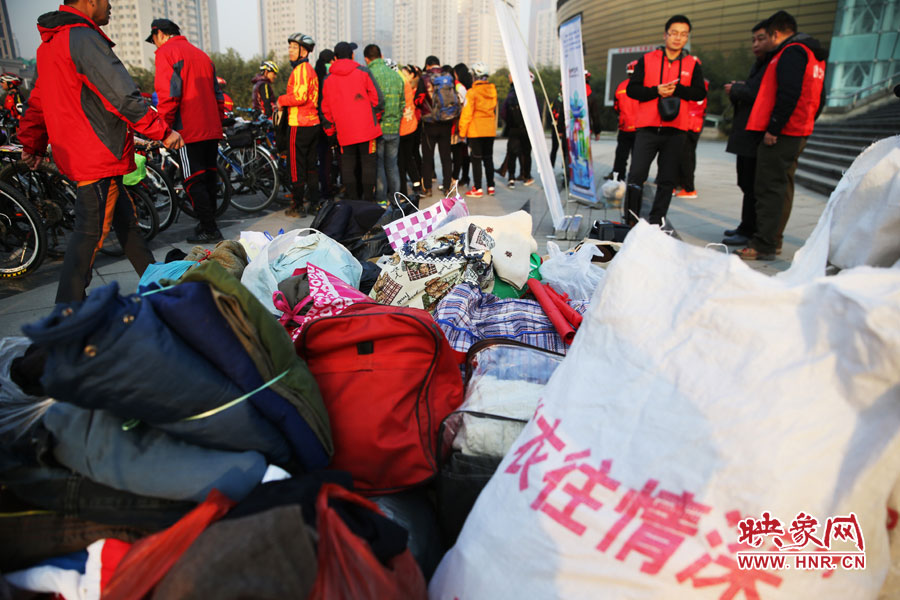 捐贈(zèng)現(xiàn)場(chǎng)的愛心衣物堆積如山