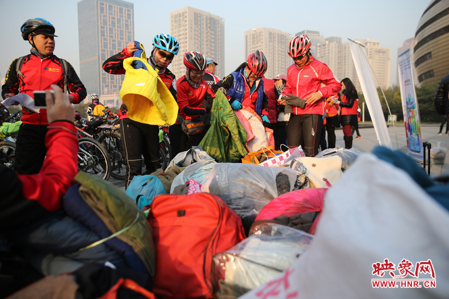 15捐贈(zèng)之前，再試穿一下老式花棉襖