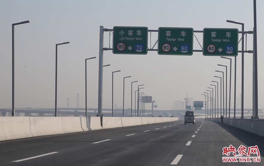 小客車(chē)、客車(chē)最高限速80。