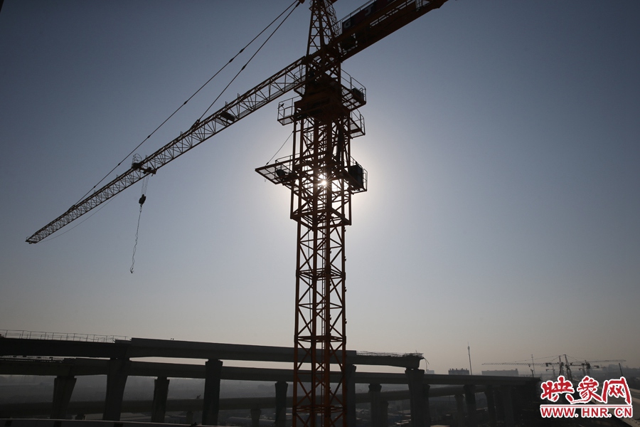 隴海高架與西四環(huán)立交仍在緊張施工中。