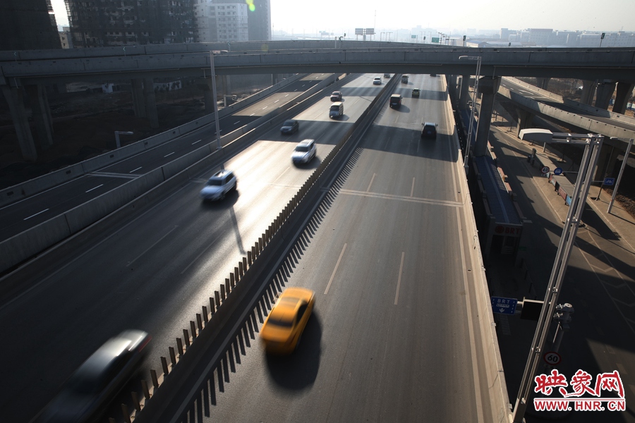 西三環(huán)從隴海高架下穿過(guò)。