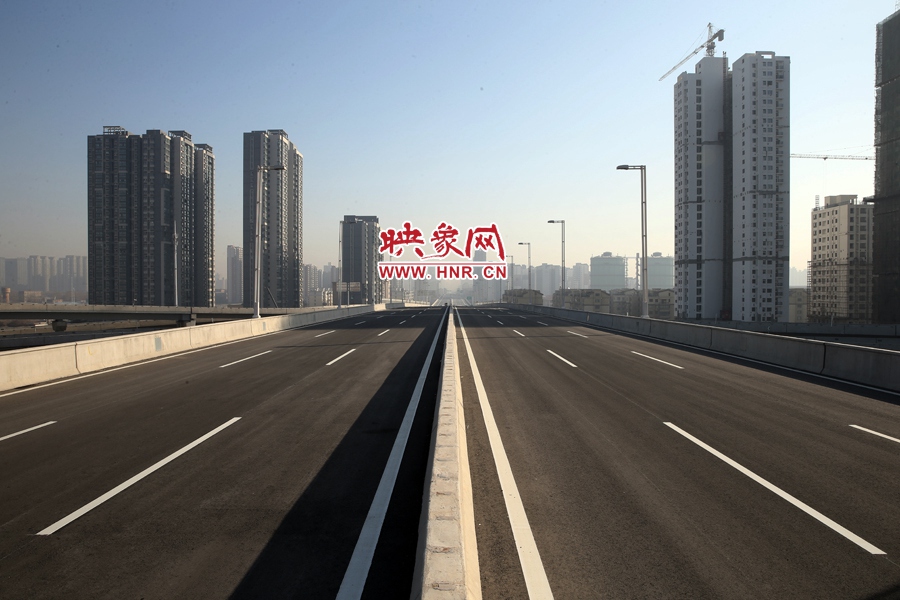 隴海高架過(guò)西三環(huán)進(jìn)入市區(qū)。