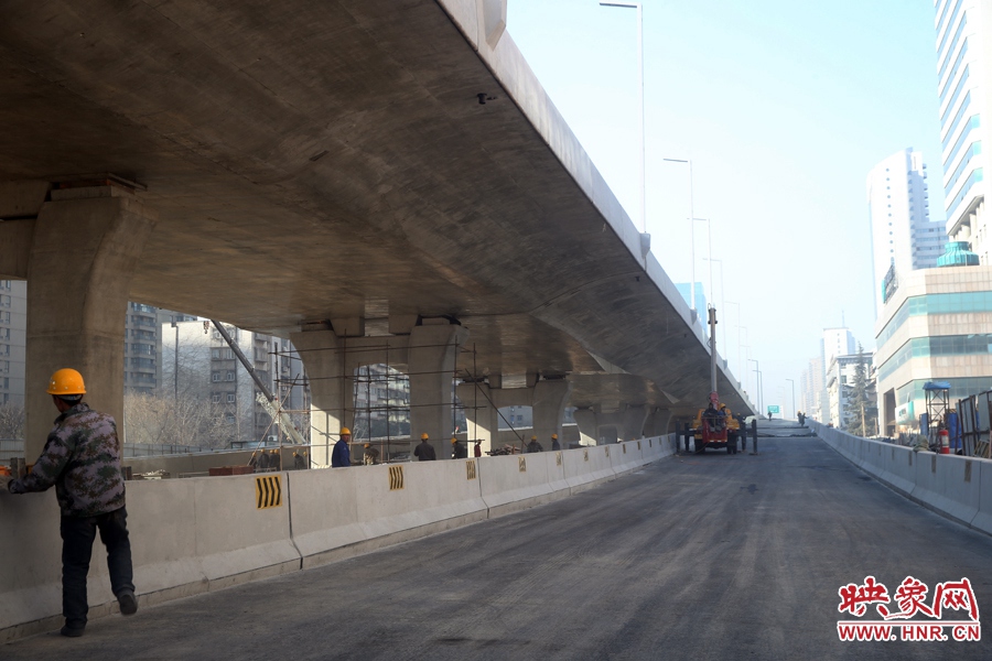 由西向東方向，嵩山南路出口以東，仍在緊張施工中。