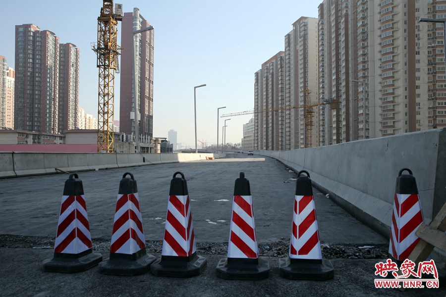 由西向東方向，嵩山南路出口以東，仍在緊張施工中。