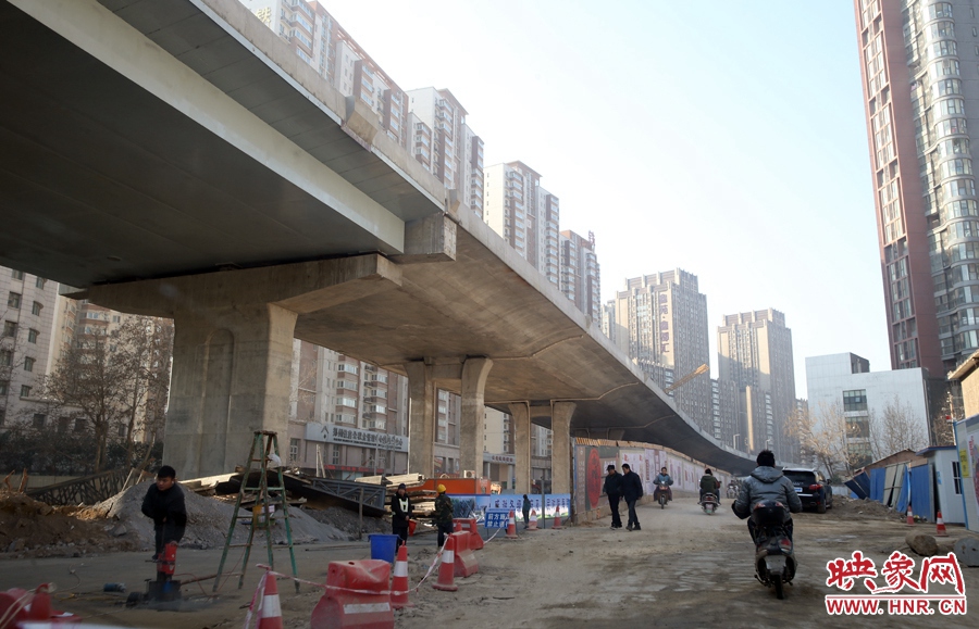 由西向東方向，嵩山南路出口以東，仍在緊張施工中。