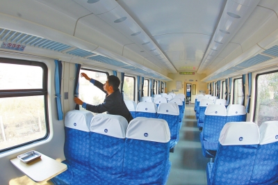 硬座車廂 藍色座套，清清爽爽。