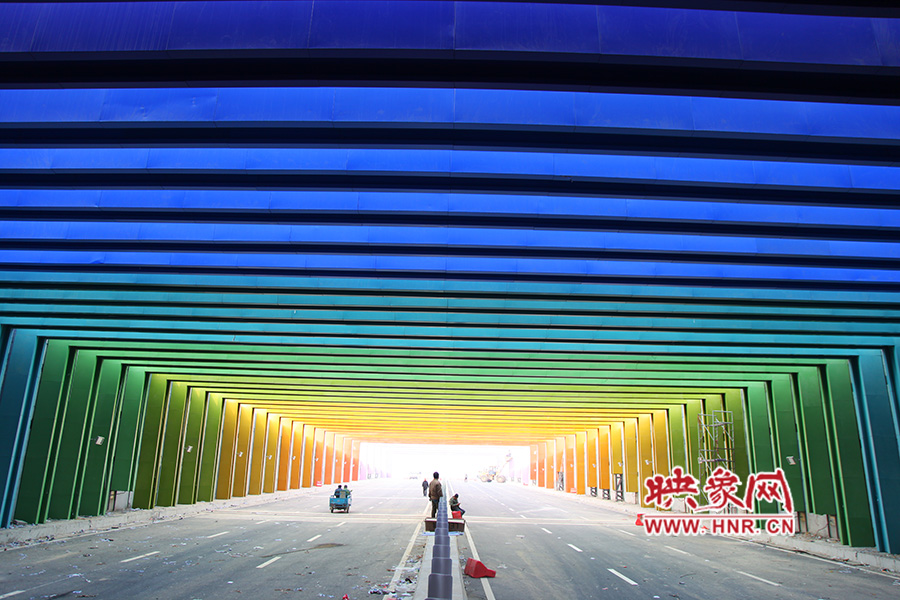 出隧道時(shí)由顏色過渡為紫色。