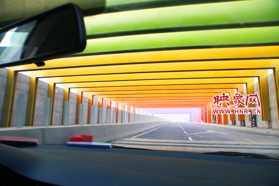 出隧道光線變化由暗到明。