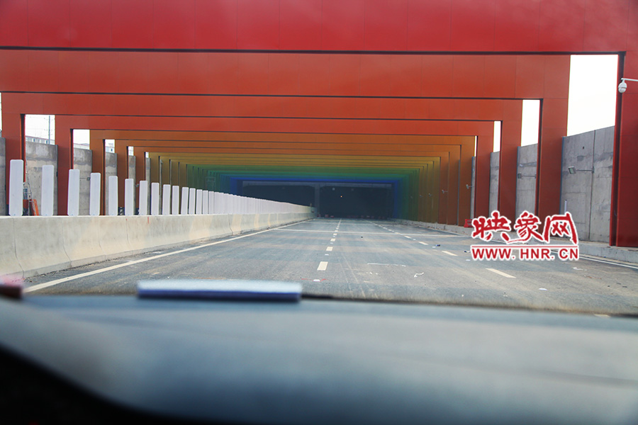 進(jìn)隧道時(shí)，由明到暗。