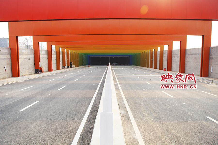 記者駕車體驗(yàn)。