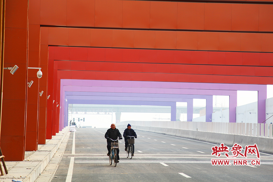 兩位老人騎自行車通過。