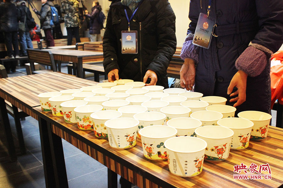 施粥人員準(zhǔn)備了一次性飯盒，方便市民攜帶。