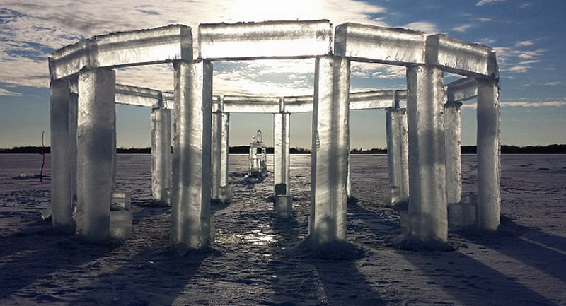 5名美國人制造冰柱版巨石陣。（網(wǎng)頁截圖）