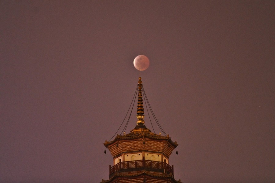 4月4日，廣東省廣州市，月全食與赤崗塔。（二次曝光）石榴/CFP