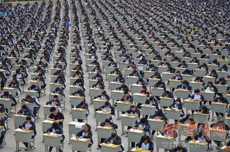 陜西宜川中學(xué)1700多考生操場(chǎng)考試 陜西宜川中學(xué)1700多考生操場(chǎng)考試