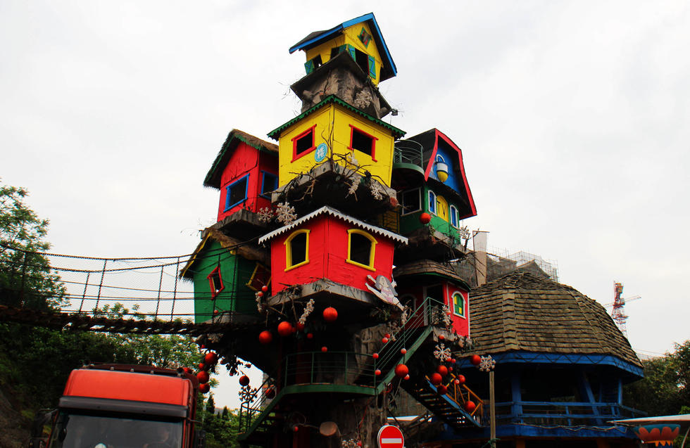 重慶現(xiàn)夢(mèng)幻“最牛樹屋” 由9間房屋組成 重慶現(xiàn)夢(mèng)幻“最牛樹屋” 由9間房屋組成