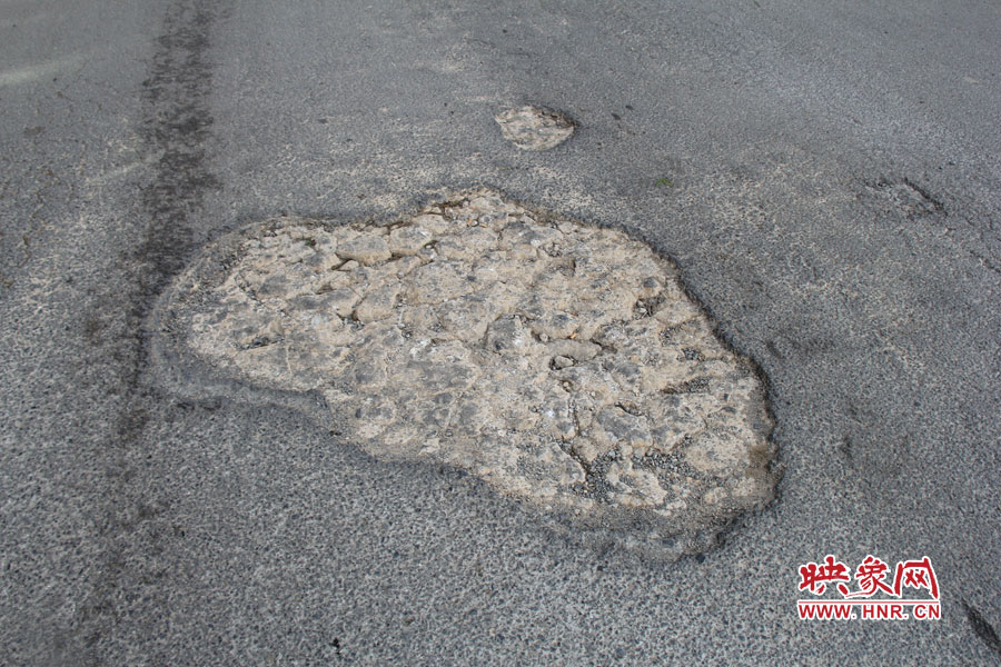 天明路路面破損嚴重 天明路路面破損嚴重