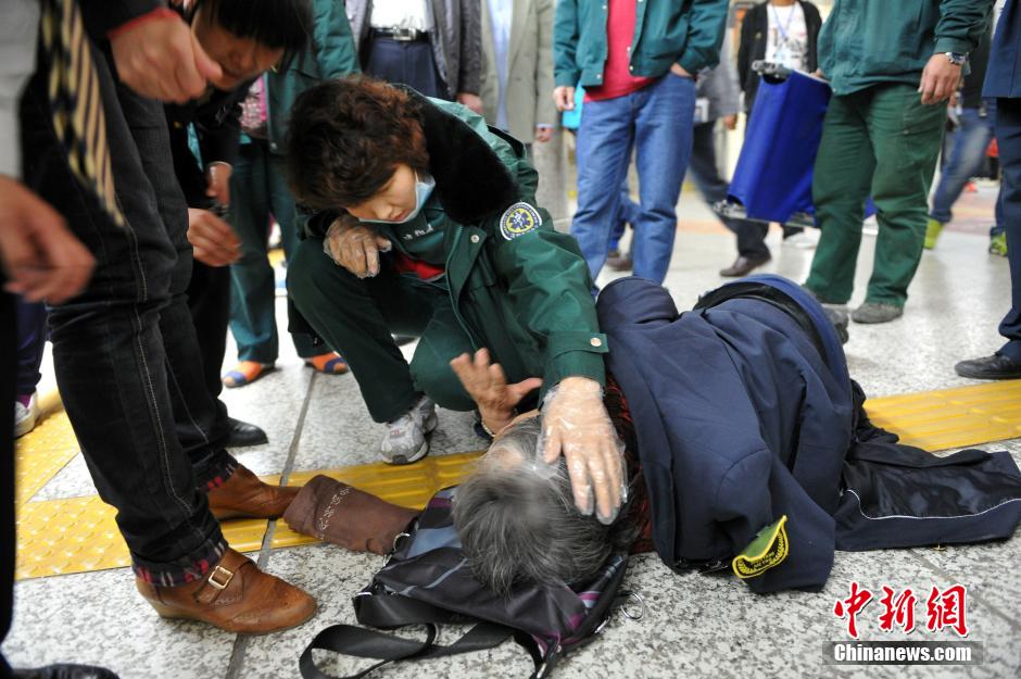 74歲老太地鐵站臺摔倒稱“有老保，不訛人”