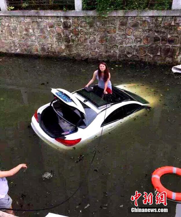 無錫汽車墜河道 司機(jī)爬窗逃生 無錫汽車墜河道 司機(jī)爬窗逃生
