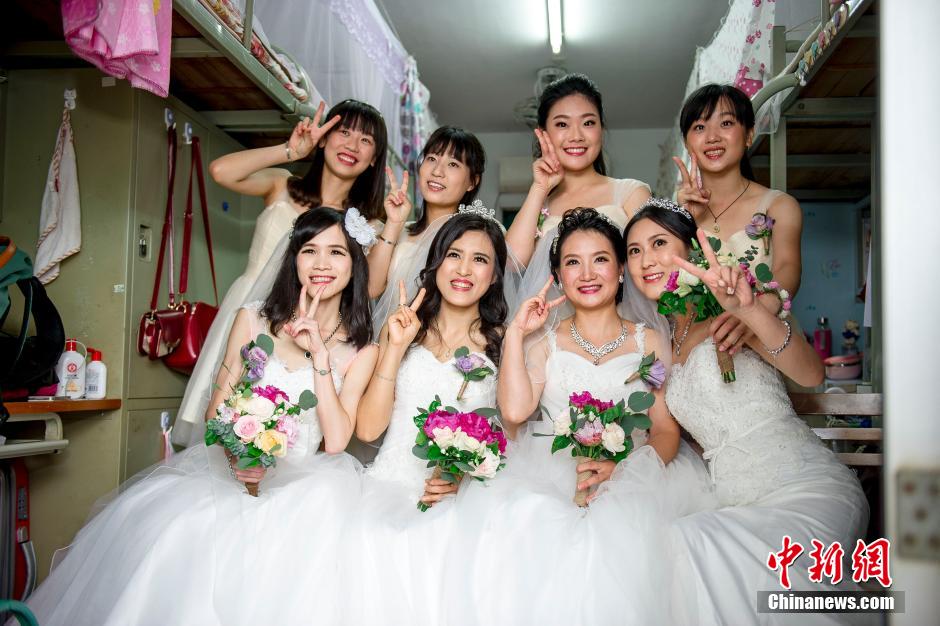 廣東一大學(xué)為校友舉行集體婚禮 50對(duì)夫妻重返母校 廣東一大學(xué)為校友舉行集體婚禮 50對(duì)夫妻重返母校