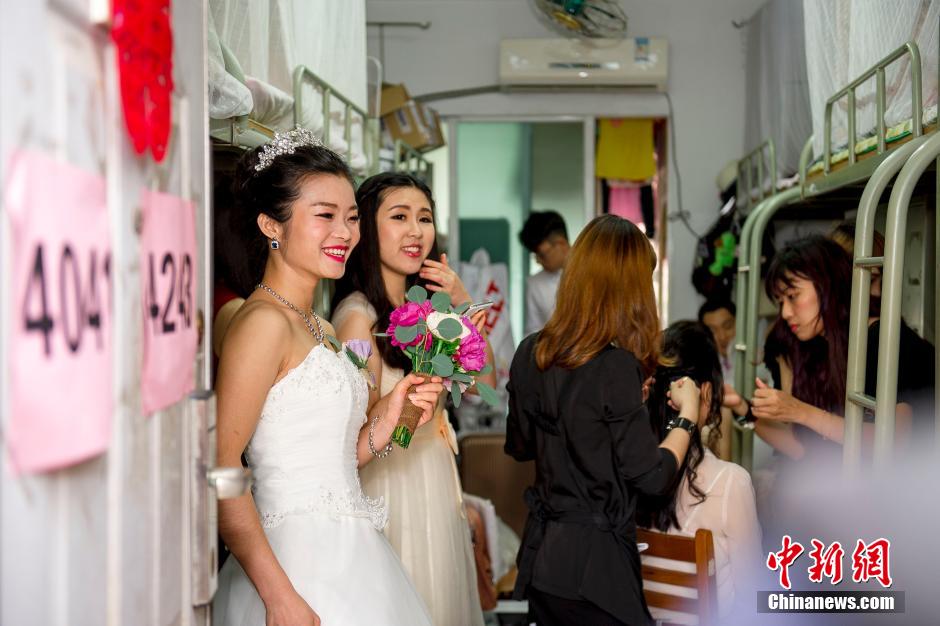 廣東一大學(xué)為校友舉行集體婚禮 50對(duì)夫妻重返母校 廣東一大學(xué)為校友舉行集體婚禮 50對(duì)夫妻重返母校