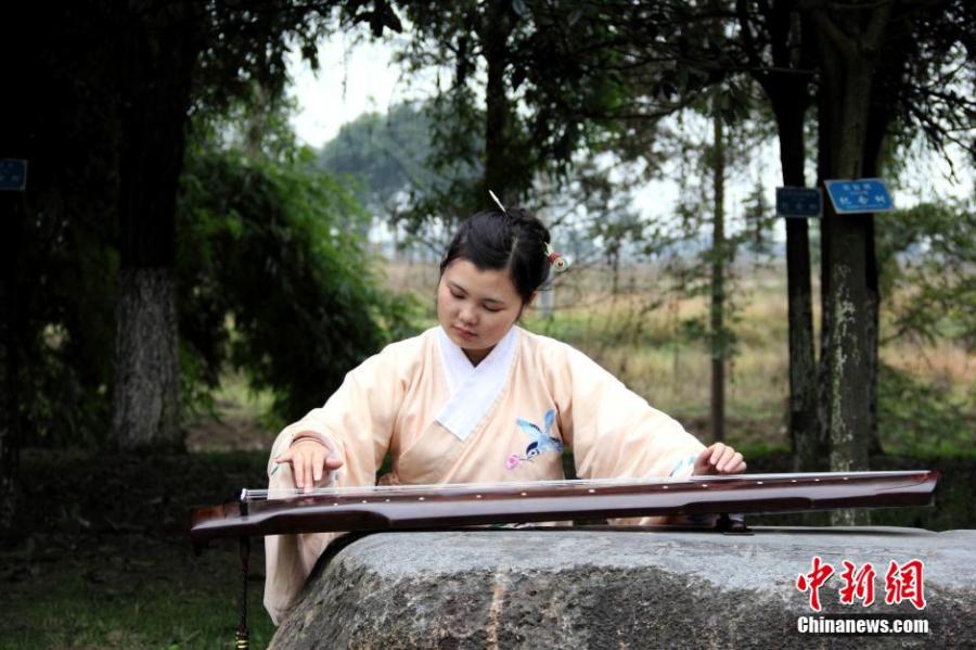 圖為在校園里撫琴的胡雅潔。