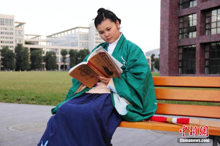 穿漢服在校園讀書的胡雅潔。