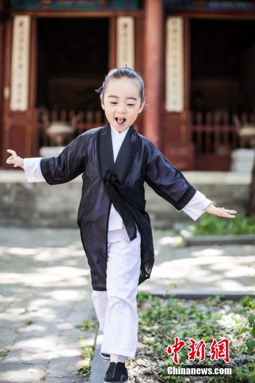 三萌娃扮“道士”玩游戲喚醒網友兒時記憶 三萌娃扮“道士”玩游戲喚醒網友兒時記憶