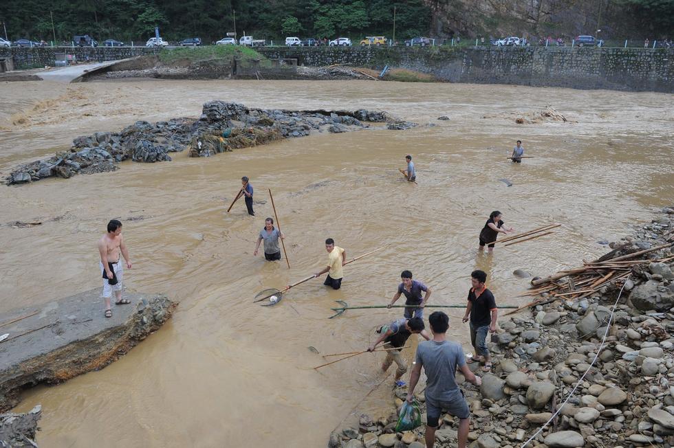 貴州雷山遭暴雨襲擊 村民在洪水中淡定撈魚 貴州雷山遭暴雨襲擊 村民在洪水中淡定撈魚