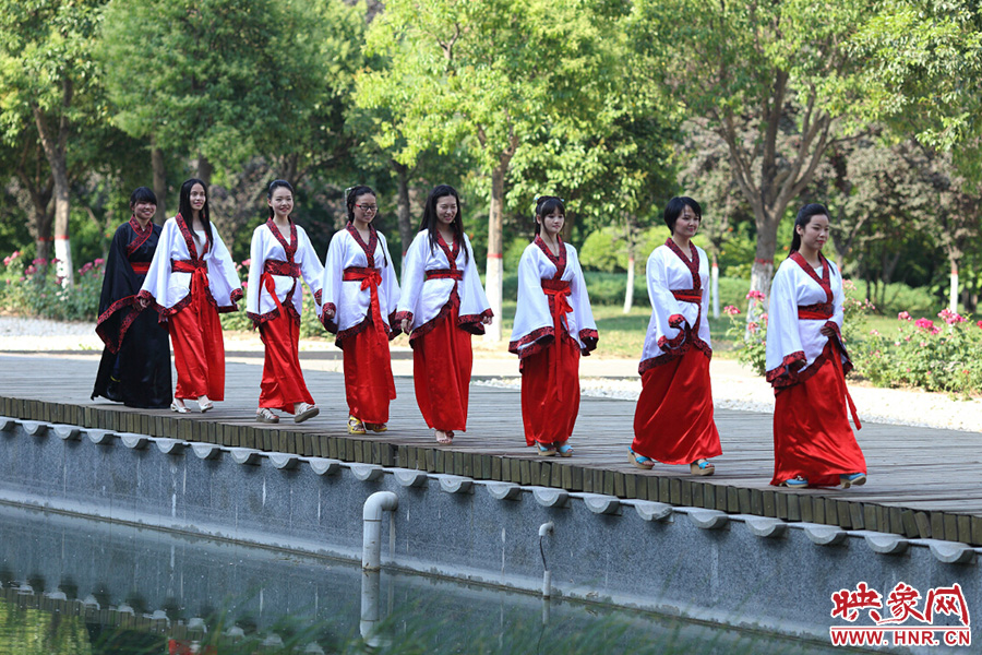 在校園里再走走，下次又不知道是何年何時(shí)。