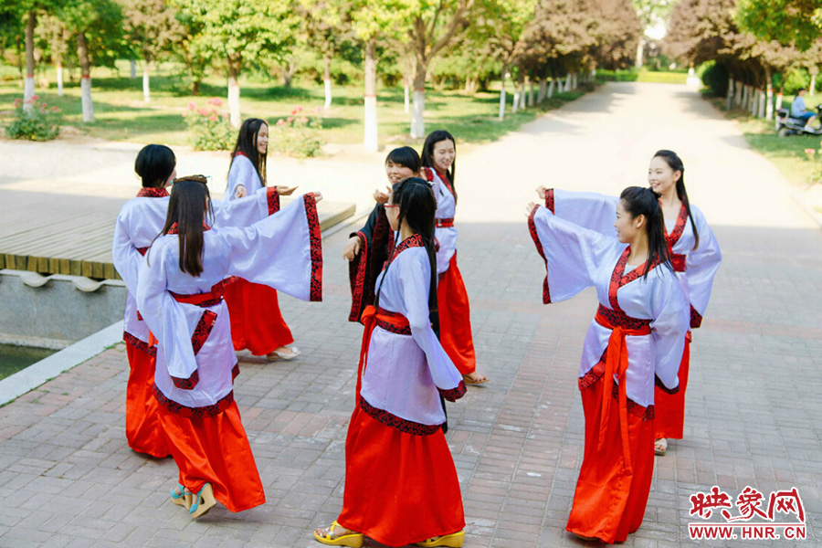 走遍校園的每個(gè)角落，只為你能盡可能將有關(guān)的記憶都帶走。
