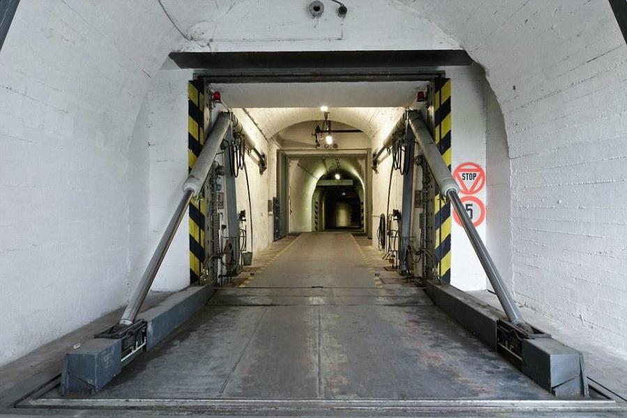 圖為地堡內(nèi)的通道，皆配備攝像頭。