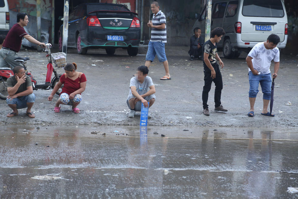 鄭州村民積水中撈車牌 鄭州村民積水中撈車牌
