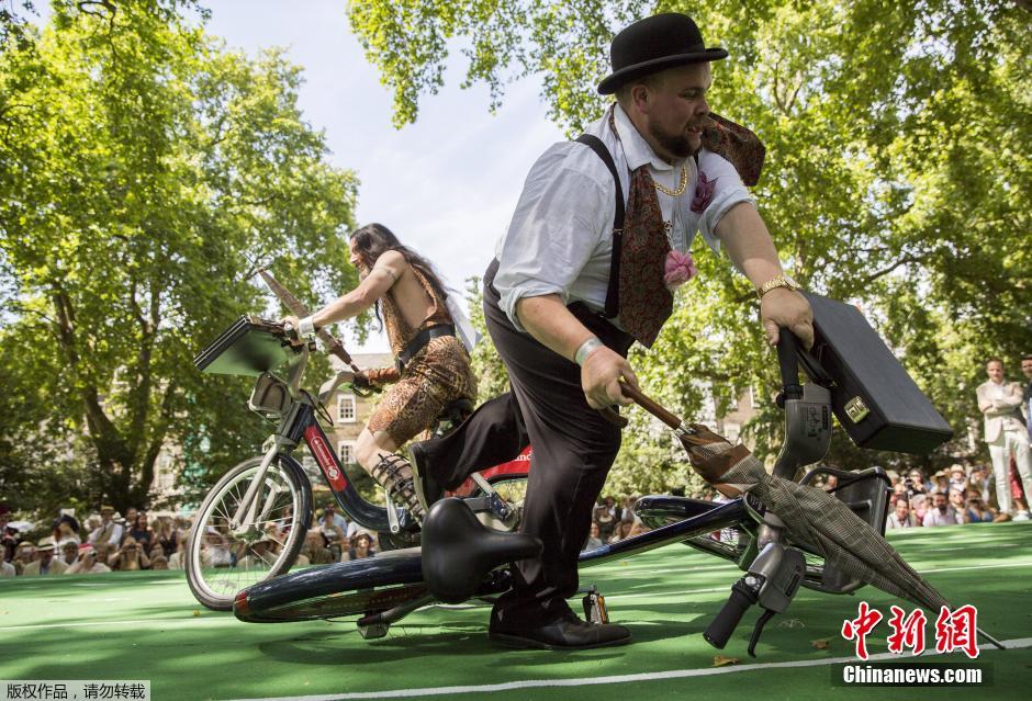 倫敦紳士運(yùn)動(dòng)會(huì) 騎車“擊傘”人仰馬翻 倫敦紳士運(yùn)動(dòng)會(huì) 騎車“擊傘”人仰馬翻